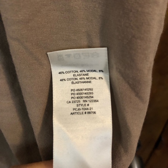 Aritzia Foundation V-neck T-shirt - Picture 3 of 7